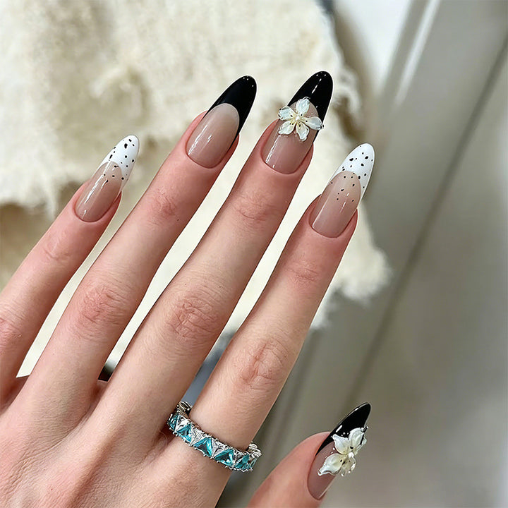 Kunstvolle Nagelspitzen mit Blütenverzierungen Karnz