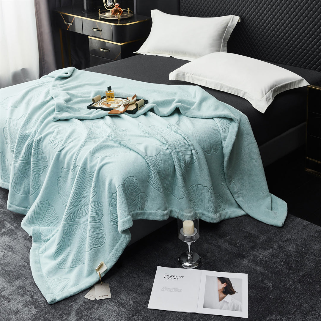 Prägierte Plüsch-Mikrofaser-Wurfdecke mit übergroßem floralem Jacquard