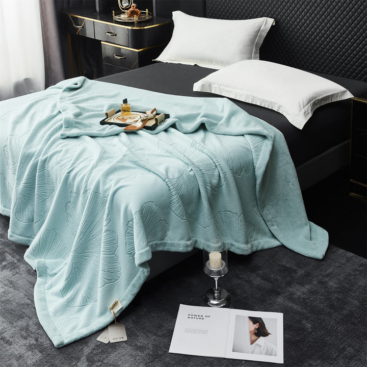 Prägierte Plüsch-Mikrofaser-Wurfdecke mit übergroßem floralem Jacquard
