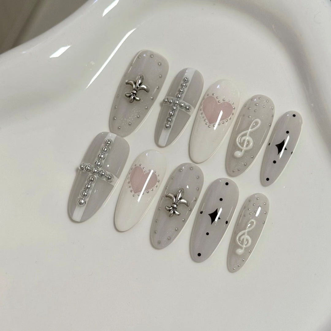 Elegantes Press-On-Nagelkunst-Set mit Charme und Juwelenelementen