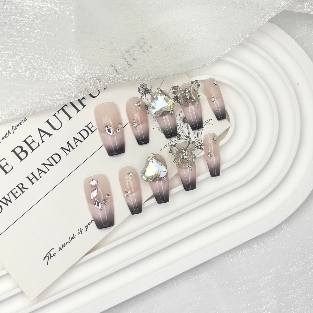 Künstlerisches Press-On-Nagelset mit eleganten Strass- und Blumenakzenten