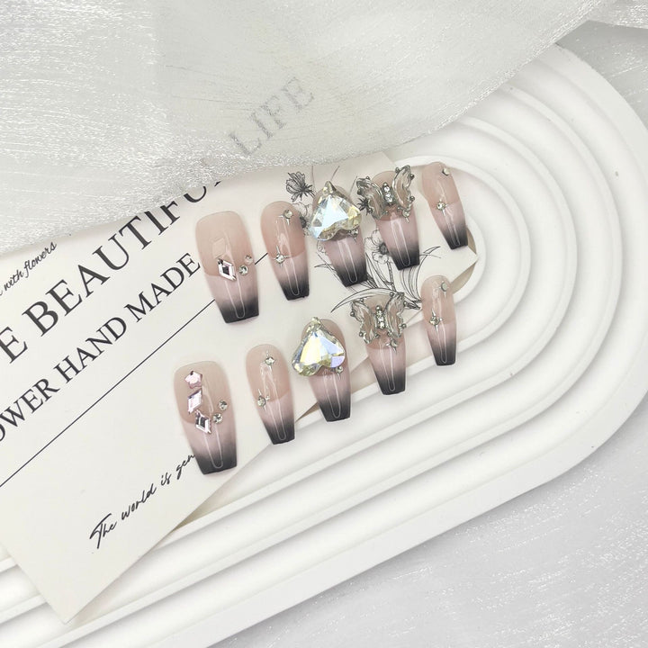 Künstlerisches Press-On-Nagelset mit eleganten Strass- und Blumenakzenten
