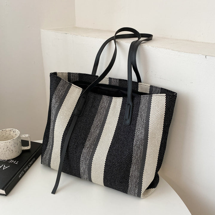 Stylische gestreifte Tragetasche