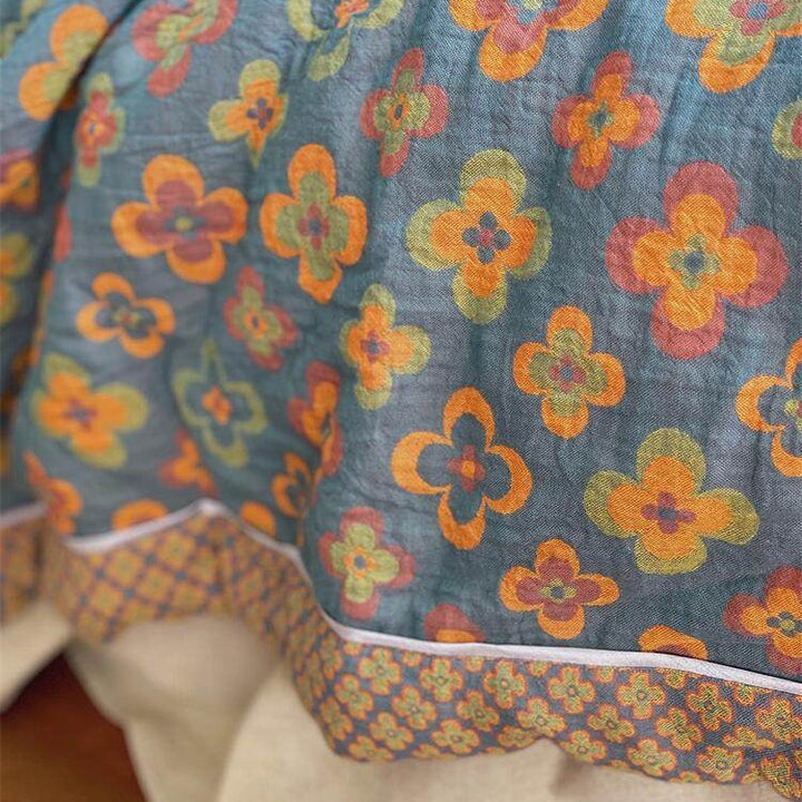 Leicht gesteppte Wohndecke im Retro-Blumenjacquard aus Baumwoll‑Leinen‑Mix