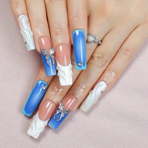 Kreatives Kunstnagelset mit zeitgenössischem Design und eleganten Details Karnz