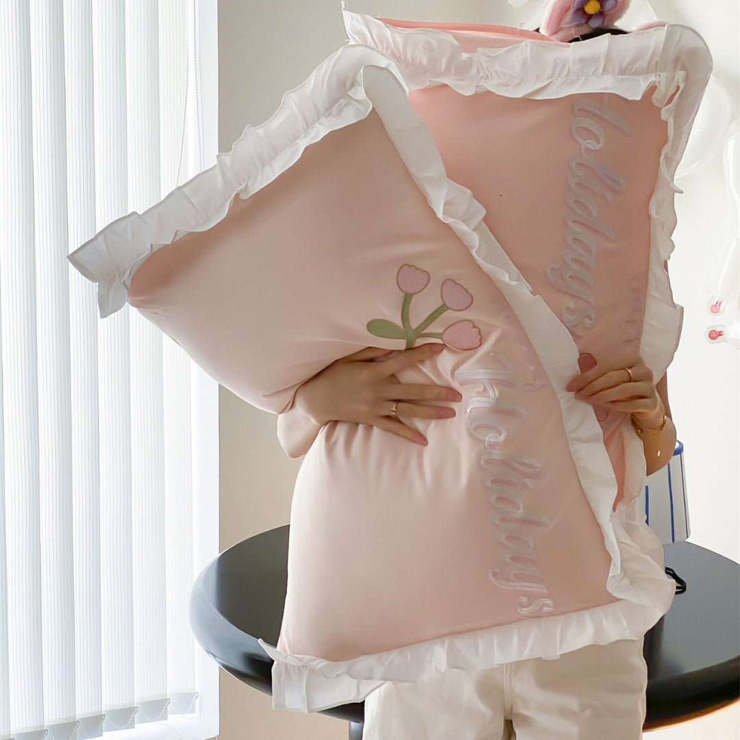Rüschensatin-Duvetbezug-Set mit besticktem Hasen- und Teetassenmotiv