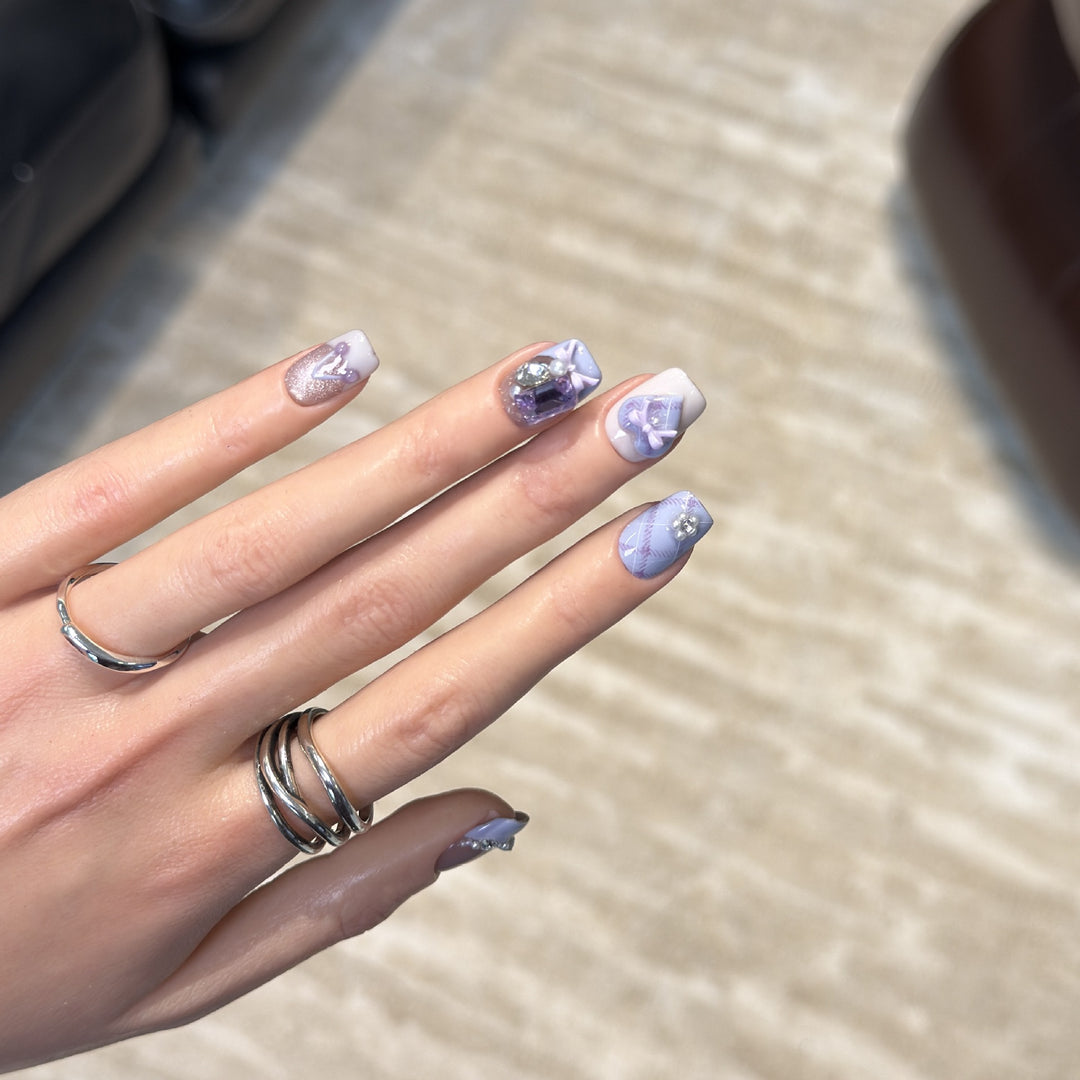 Dekorativer Luxus Druck-Nagelset mit elegantem Bogen und Edelsteinakzenten Karnz