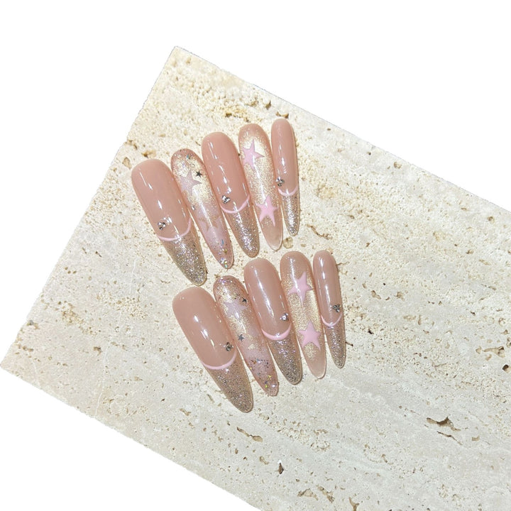 Elegante Stiletto Press-On Nagelkunst mit Strassakzenten Karnz