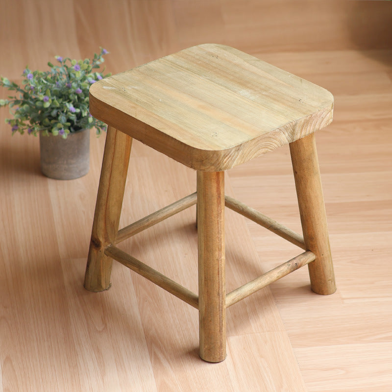 Robuster Hocker aus Massivholz Karnz