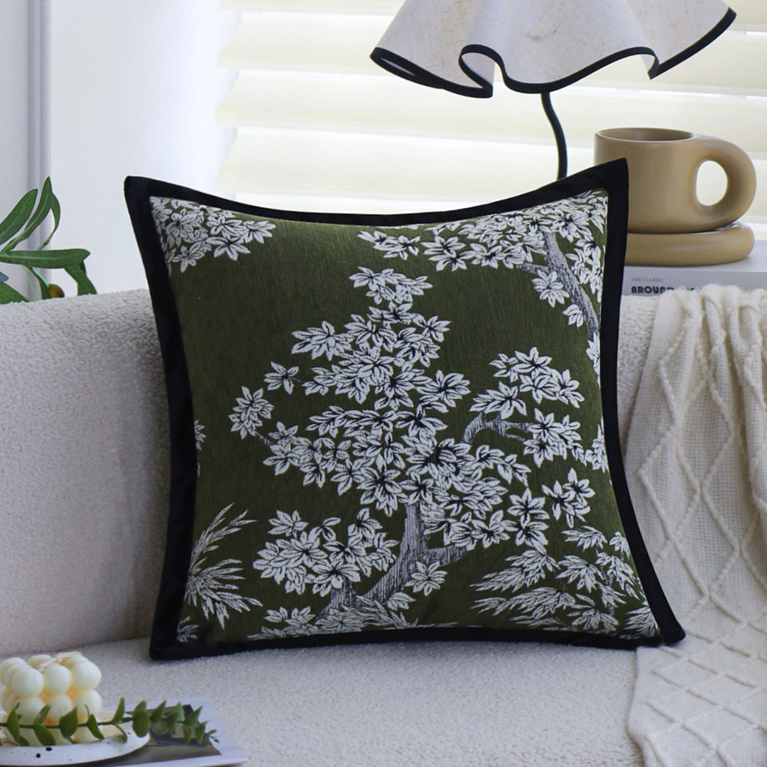 Quadratischer Jacquard-Kissenbezug mit orientalisch inspiriertem Blumenrelief und kontrastierender Keder Karnz