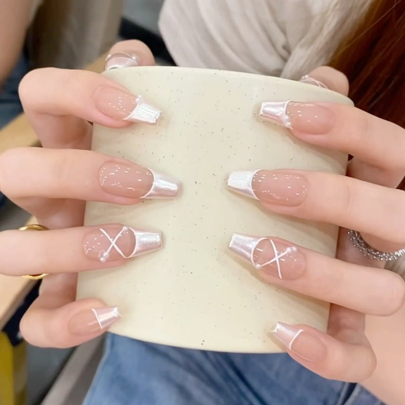 Glamouröse Kunstfingernägel mit Herz-Design und Glitzernden Akzenten Karnz
