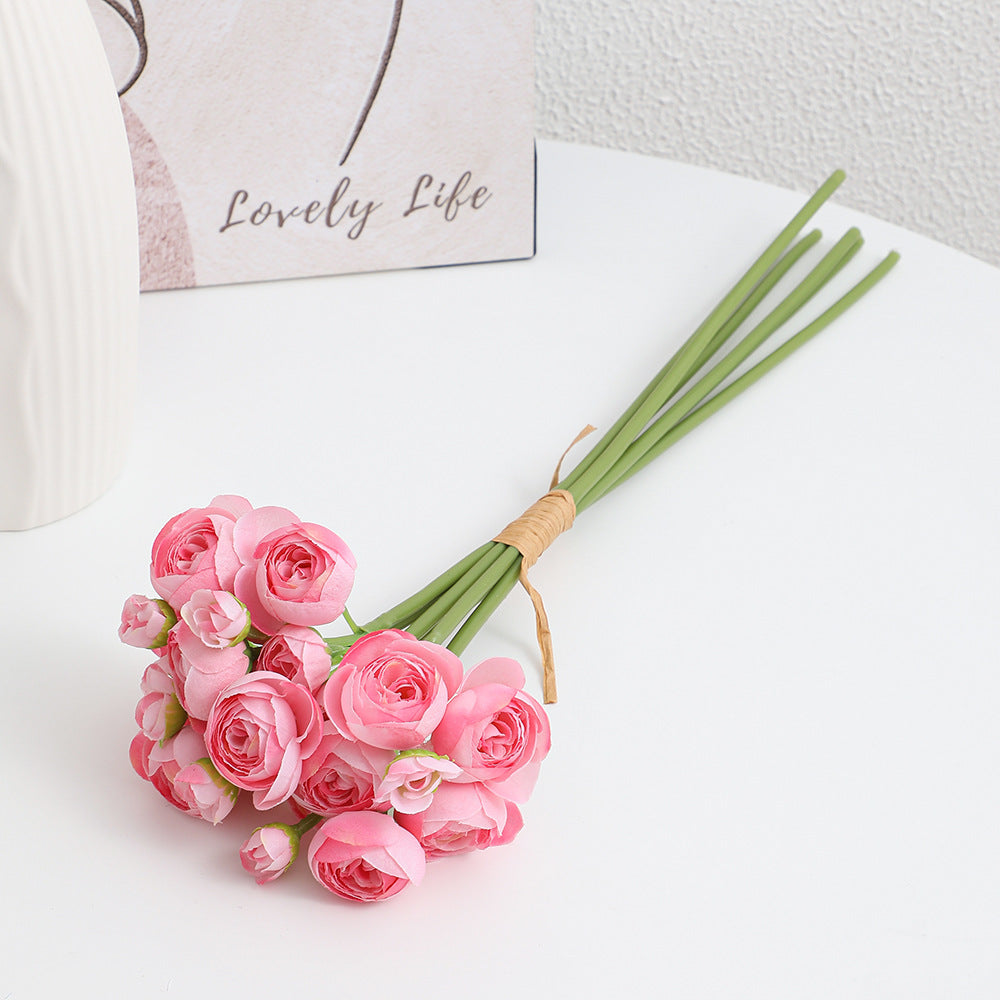 Dekorativer Kunststrauß mit eleganten Rosen Karnz