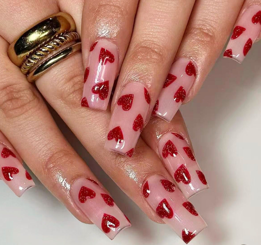 Elegantes herzverziertes Nagelkunstdesign Karnz