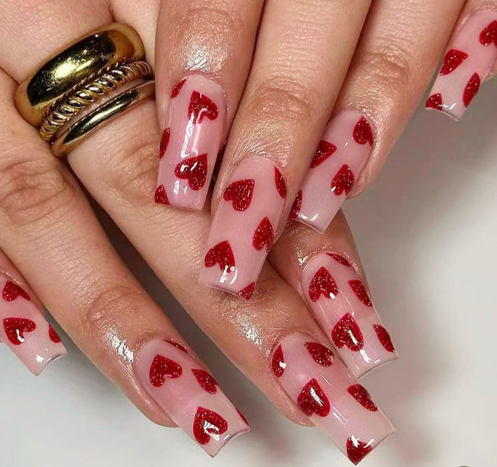 Elegantes herzverziertes Nagelkunstdesign Karnz