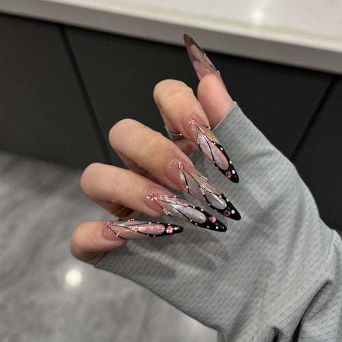 Kunstnagelspitzen mit Elegantem Designs und Glitzerakzenten Karnz