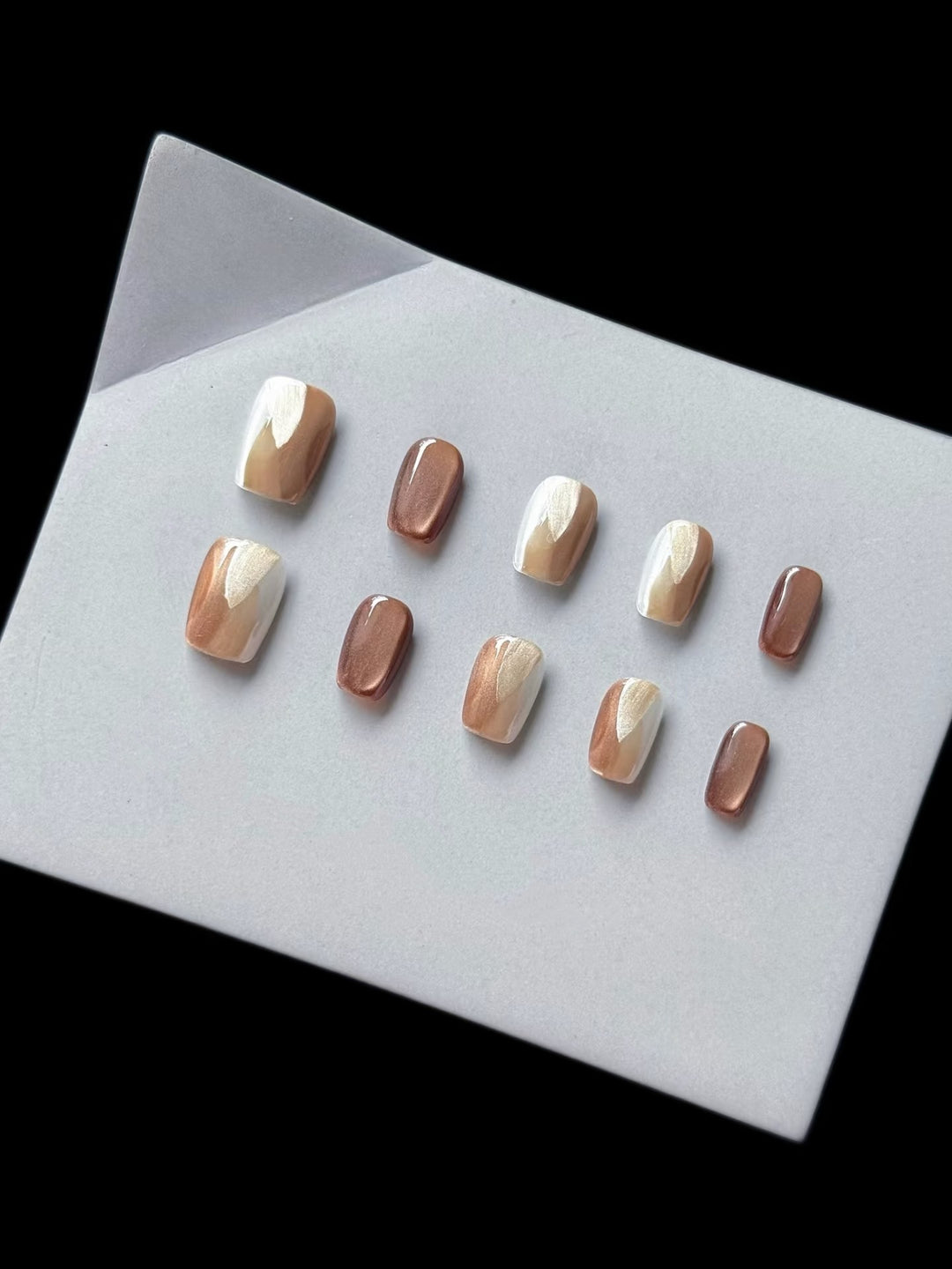 Künstlerisches Press-On-Nagelset mit glänzendem Finish