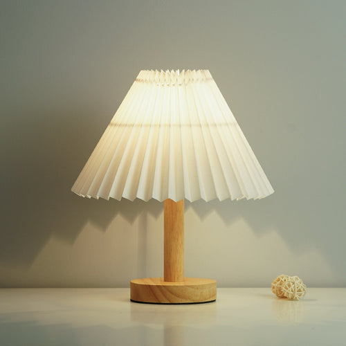 Moderne Tischlampe mit plissiertem Schirm
