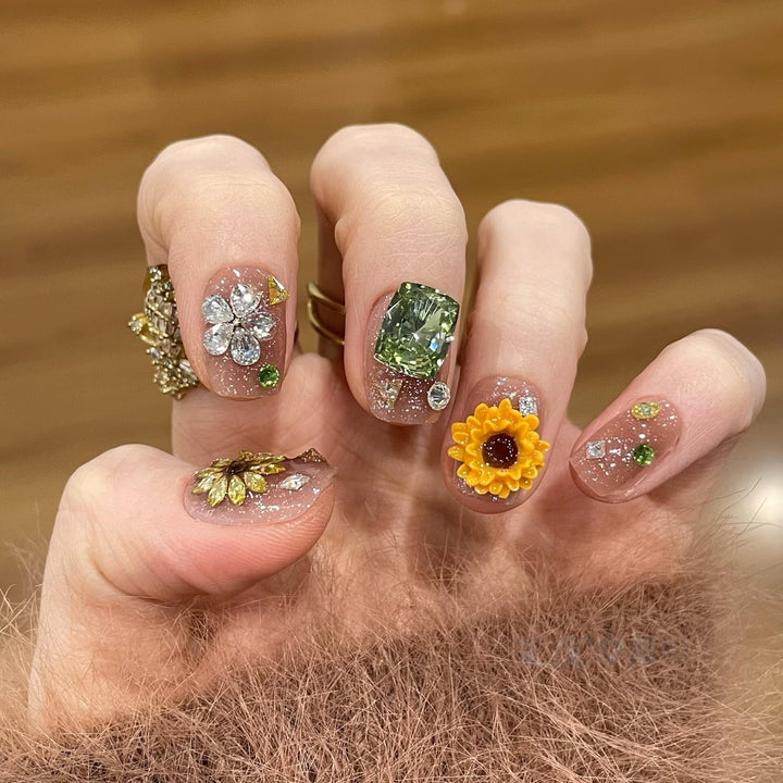 Kunstnägel mit Funkelnden Applikationen und Floralen Designs Karnz