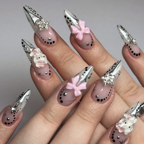 Kunstvolle Nagelverlängerungen mit glamourösem Dekor Karnz