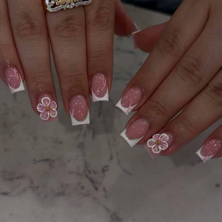 Kunstvolle Nagelverlängerungen mit Blumen-Design Karnz
