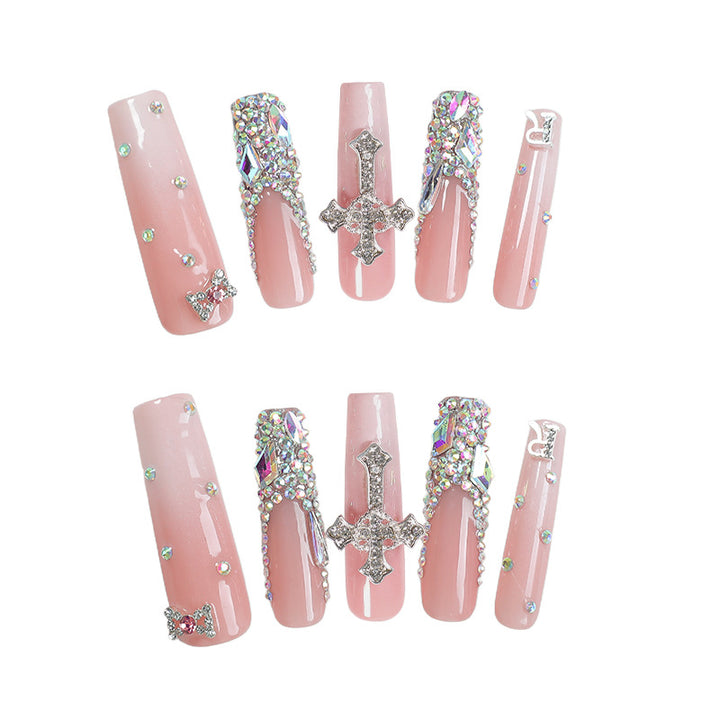 Kreatives Kunstnagelset mit glamourösen Strassverzierungen Karnz