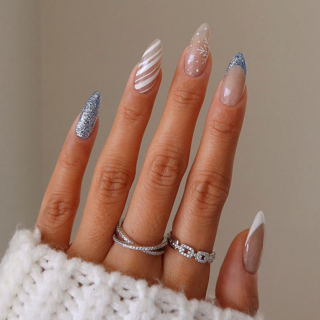 Kreatives Kunstnagelset mit eleganten Mustern Karnz