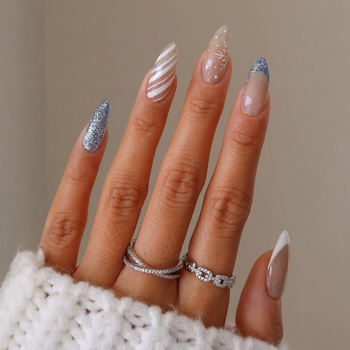 Kreatives Kunstnagelset mit eleganten Mustern Karnz