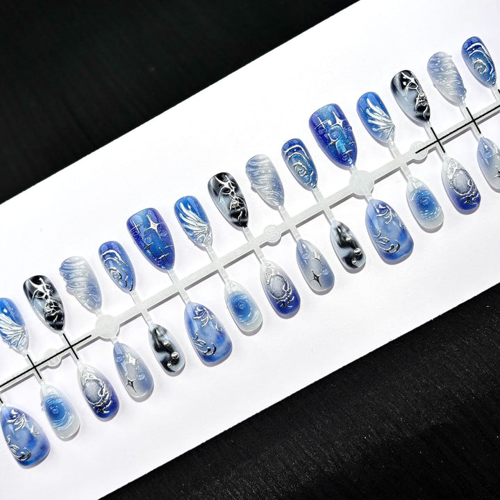 Künstlerisches Druck-Nagelkunst-Set mit eleganten blauen Designs