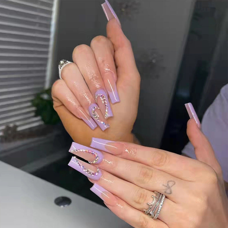 Kunstnagelset mit funkelnden Herzen und eleganten Glitzerakzenten Karnz