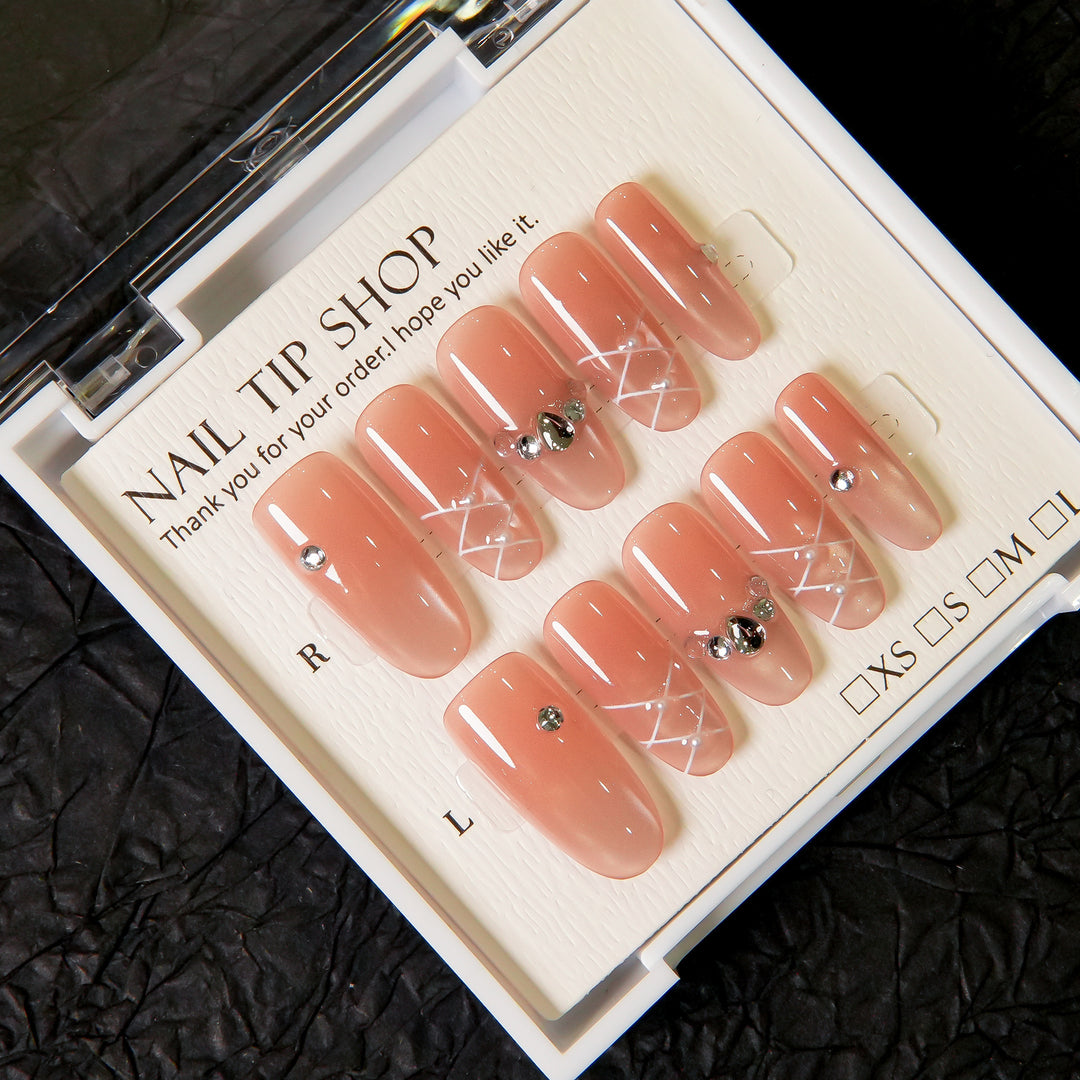 Glamouröse Press-On-Nageltips mit Strassakzenten