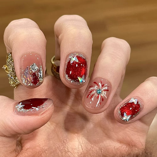 Kunstnagelset mit funkelnden Glitzer- und kreativen Designakzenten Karnz