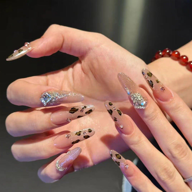 Glamouröses Kunstnagelset mit lustigem Leoparden-Muster und glitzernden Akzenten Karnz