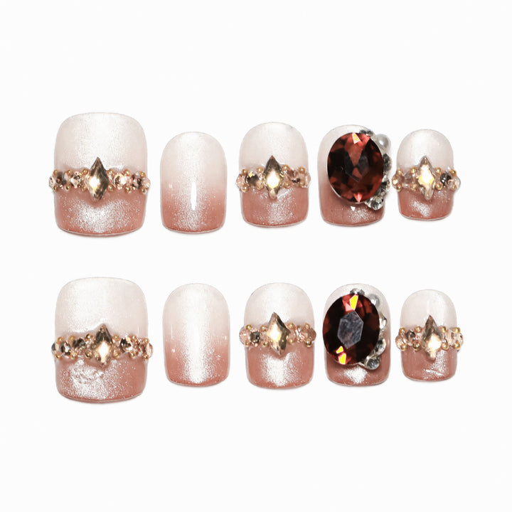 Künstliche Nagelkunst mit Glitzer- und Schmuckverzierungen Karnz