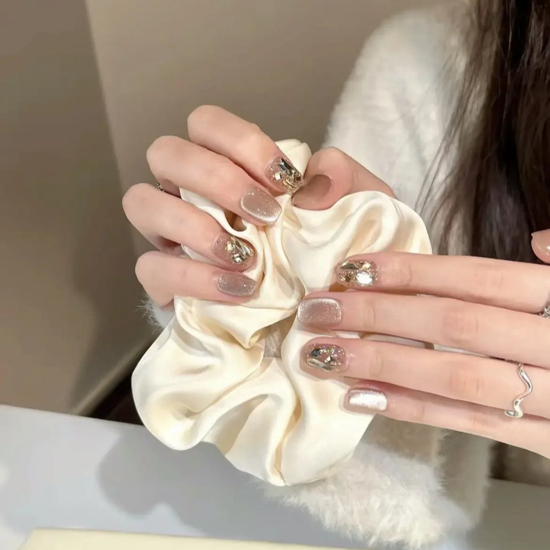 Elegante Kunstnägel mit Funkelnden Goldakzenten Karnz