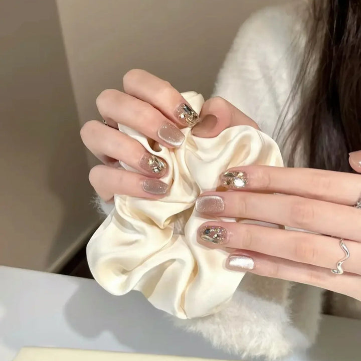 Elegante Kunstnägel mit Funkelnden Goldakzenten Karnz