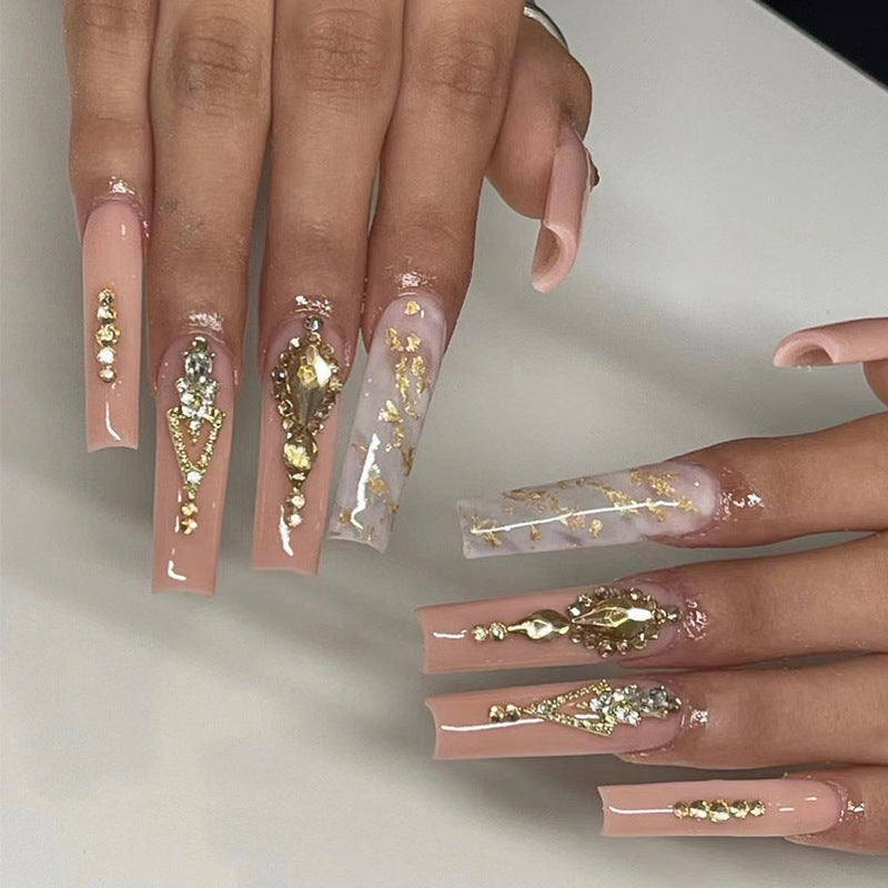 Kunstvolle Nagelverlängerungen mit Glitzerverzierungen und filigranen Akzenten Karnz