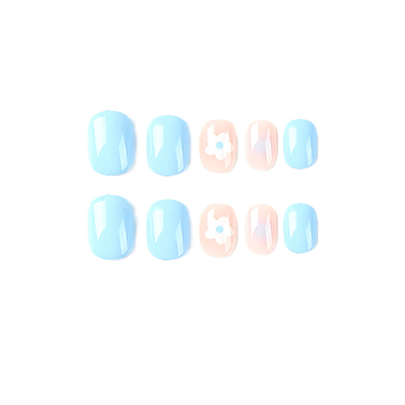 Edle Nagelkunst mit Blumendekor Karnz