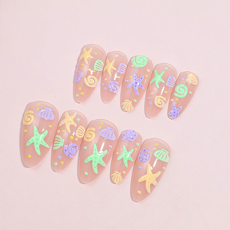 Künstlerisches Press-On-Nail-Design mit vom Ozean inspirierten Akzenten Karnz