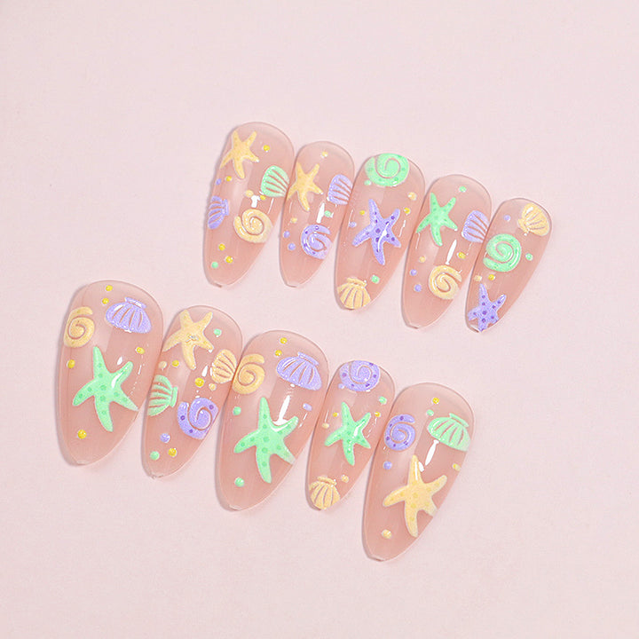 Künstlerisches Press-On-Nail-Design mit vom Ozean inspirierten Akzenten Karnz