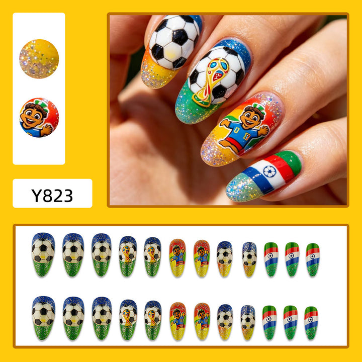 Kunstnägel mit Fußball-Motiv und Glitzerakzenten Karnz