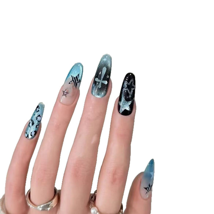 Künstlerische Nagelkunst Karnz