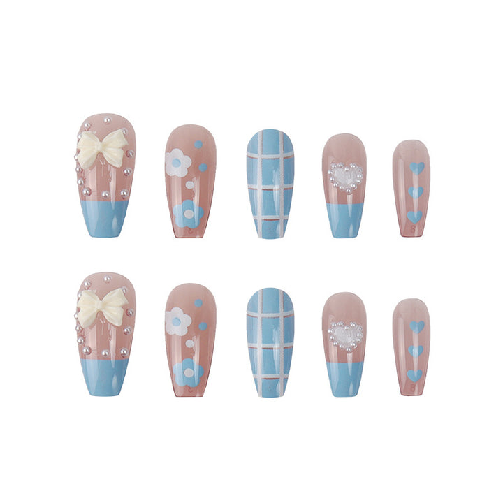 Künstlerisches Press-On Nagelset mit floralen und Herzdesigns Karnz