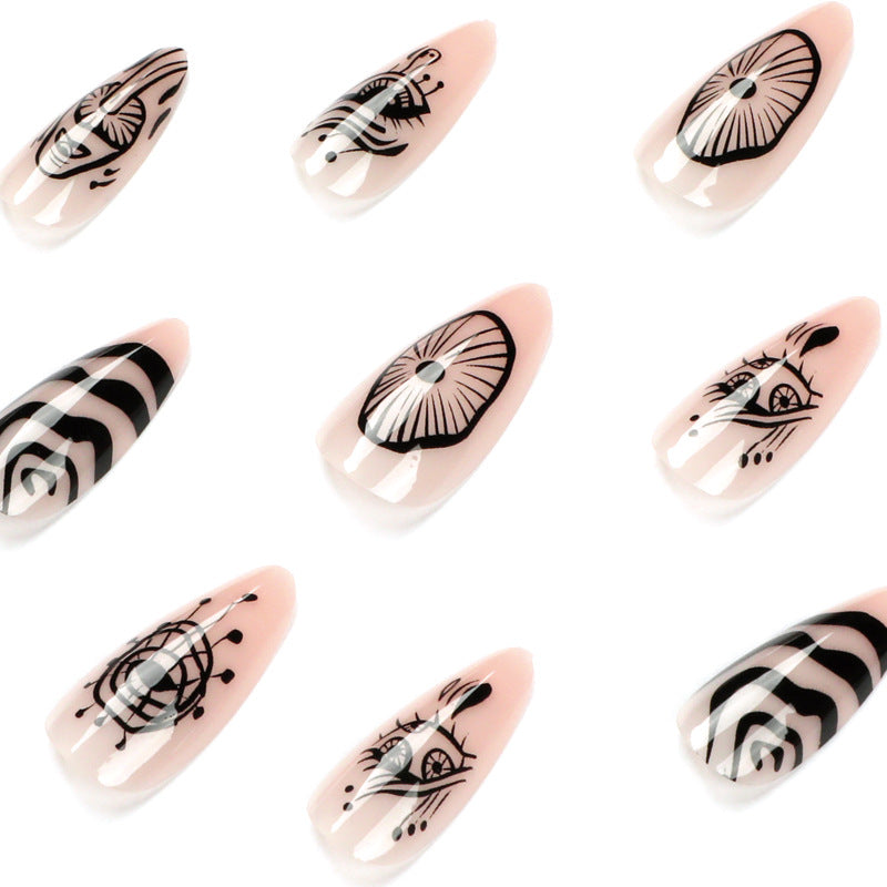 Kunstvolle Acryl-Nägel im eleganten Stiletto-Design mit grafischen Mustern Karnz