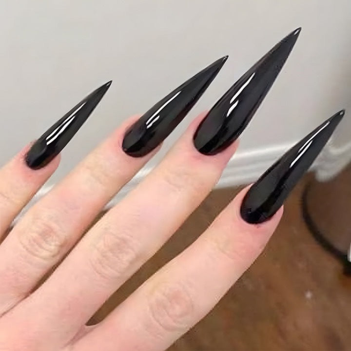 Kunstnagelset mit elegantem spitzen Design Karnz