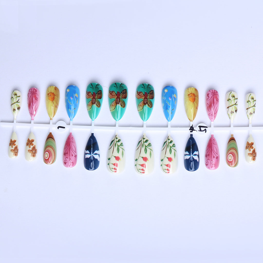 Kreative Kunstnägel mit Botanischen Motiven Karnz