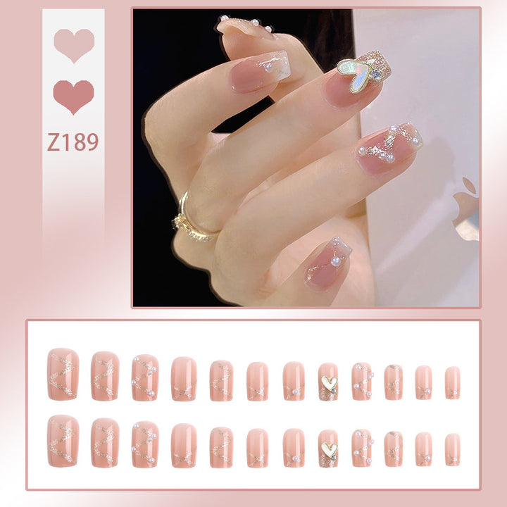 Kunstnagelset mit eleganten Glitzerverzierungen und schimmernden Akzenten Karnz
