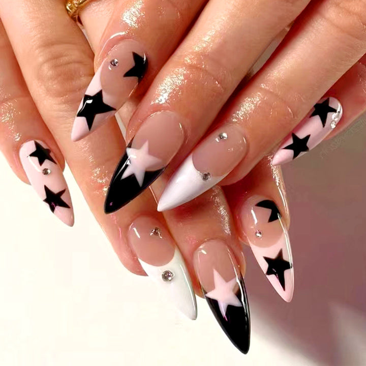 Kunstvolle Stiletto-Nägel mit Sternen-Motiv Karnz