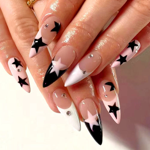 Kunstvolle Stiletto-Nägel mit Sternen-Motiv Karnz