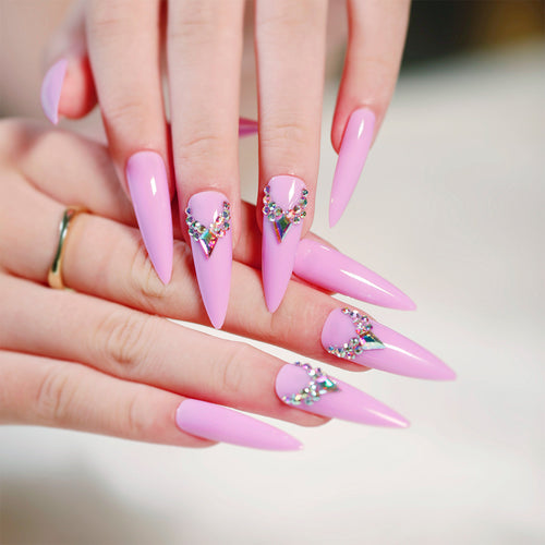 Glamouröse Stiletto-Nägel mit Strassverzierung Karnz