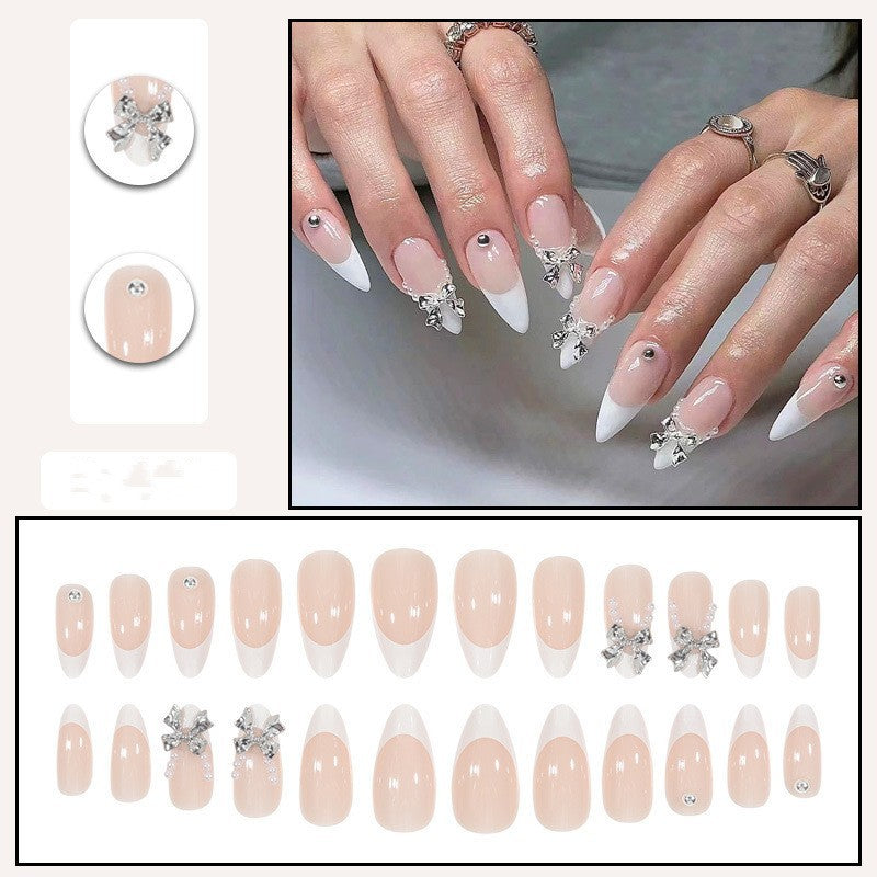 Glamouröse Kunstnagelspitzen mit eleganten Verzierungen Karnz